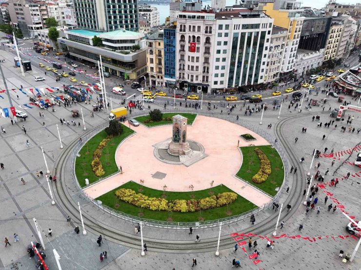 1 Mayıs için demir bariyerlerle kapatılan Taksim Meydanı havadan görüntülendi