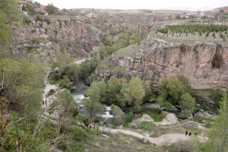 Volkanik patlamadan doğan Melendiz Çayının içerisinden aktığı Ihlara Vadisi göz kamaştırıyor