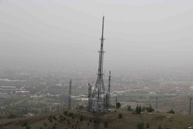 Elazığ’da toz taşınımı etkili oldu