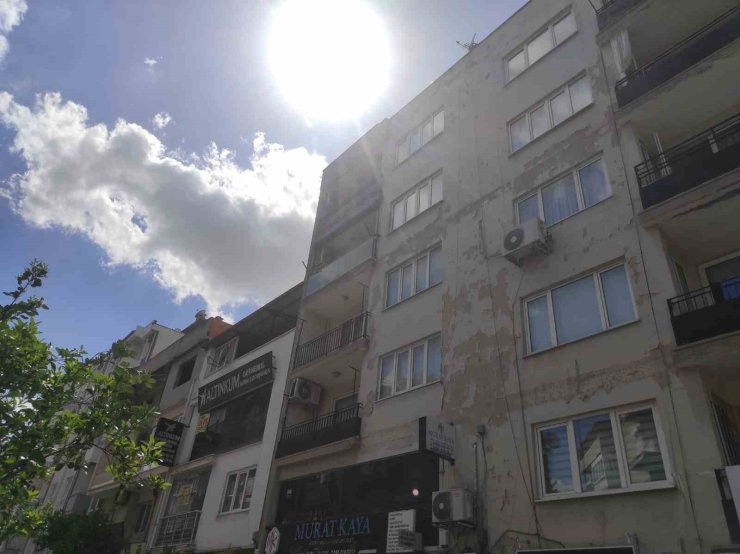 Apartmanın çatısından kopan beton yola düştü