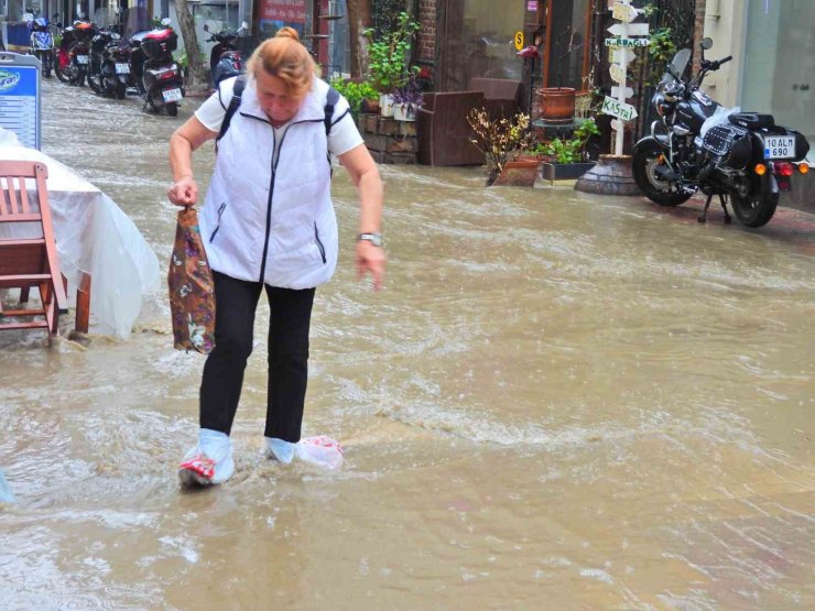 Şiddetli yağış Erdek’te hayatı felç etti