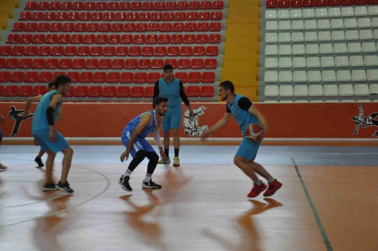 Kars’ta İller Arası Basketbol Turnuvası nefesleri kesiyor