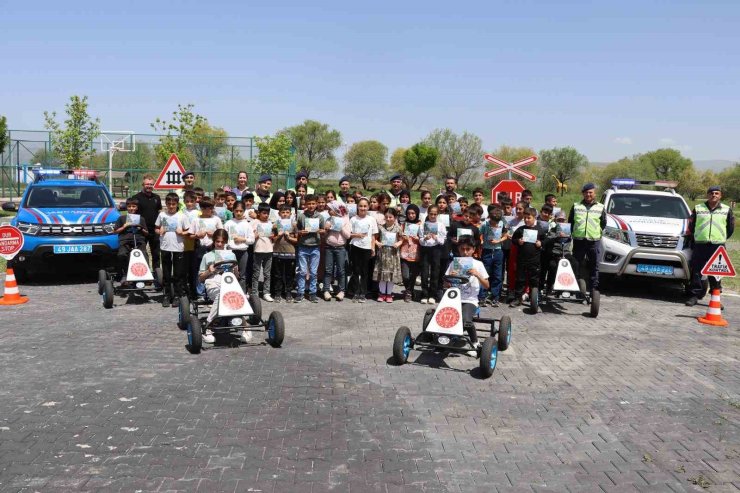 Muş’ta çocuklara trafik eğitimi verildi