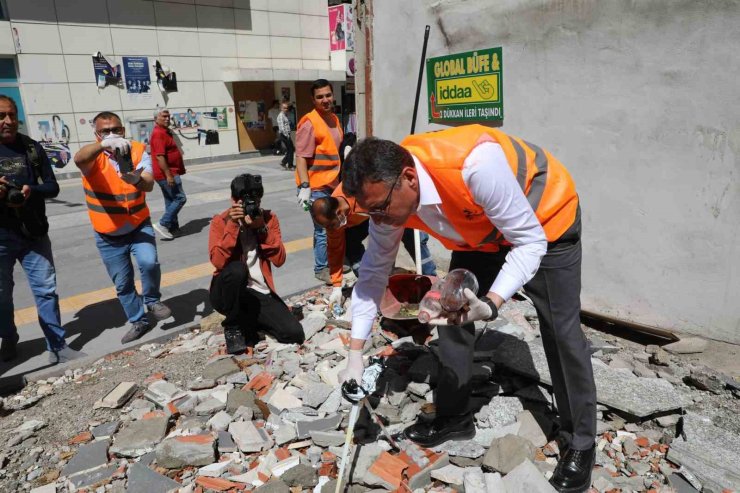 Eldiveni takan başkan ve kaymakam kenti temizlemek için sahaya indi