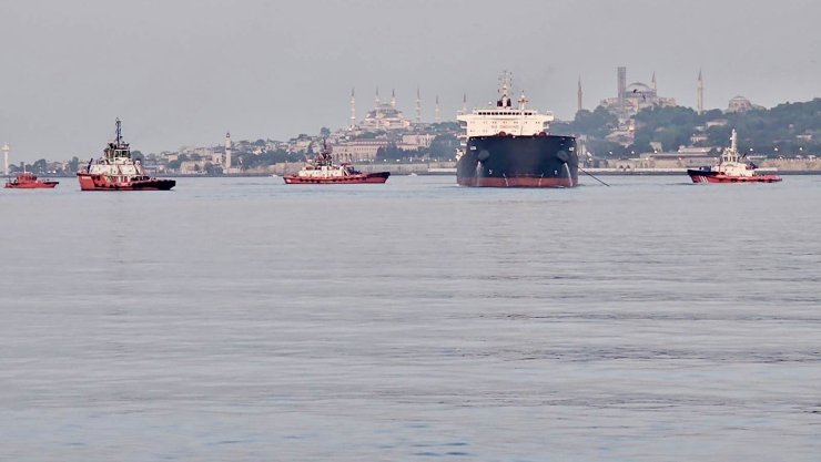 İstanbul Boğazı’nda gemi trafiği çift yönlü ve geçici olarak askıya alındı