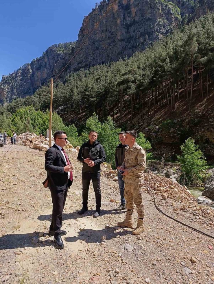 Saimbeyli’de kaya düşen yolda inceleme