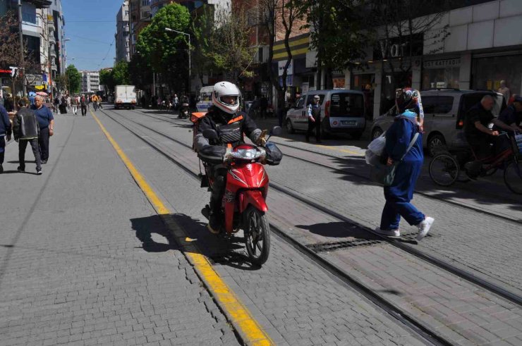 Kural tanımayan motosiklet ve bisiklet sürücüleri tepki çekiyor