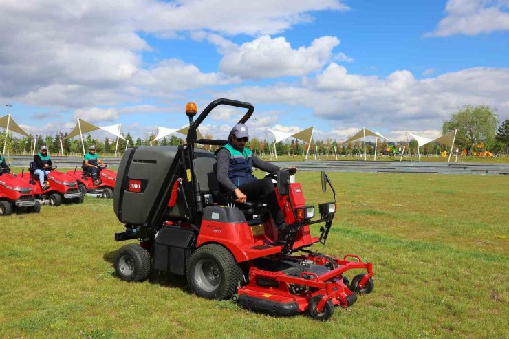 Büyükşehir, 60 bin metrekarelik çim alanını 1 günde biçebilen aracı temizlik filosuna kattı