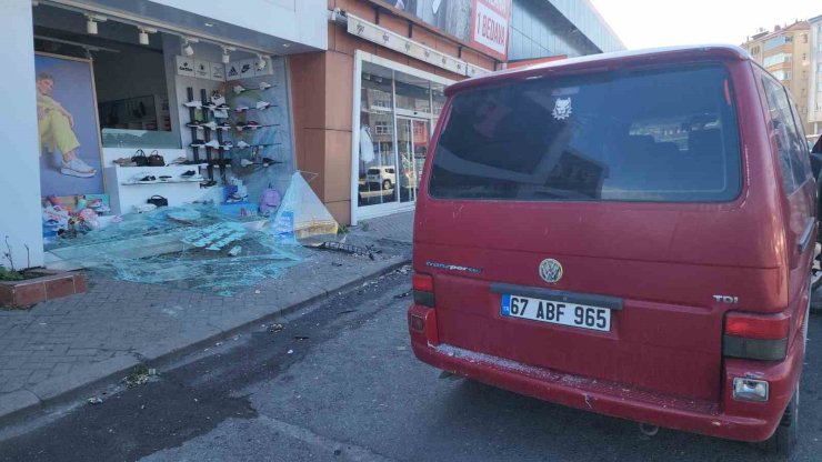 Direksiyon hâkimiyetini kaybeden otomobil mağazaya böyle girdi