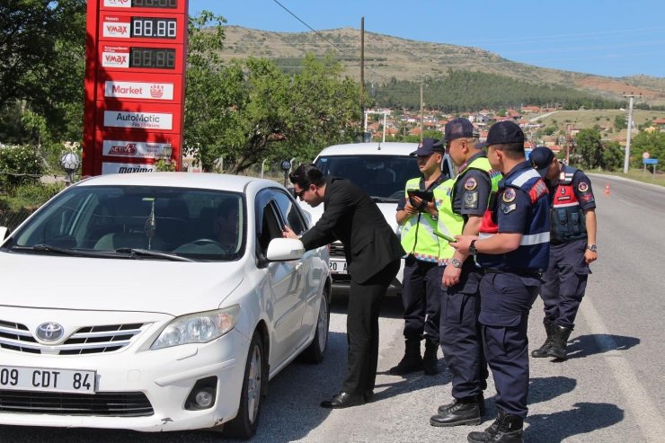 Çal Kaymakamı Baz sürücülere trafik kurallarını hatırlattı