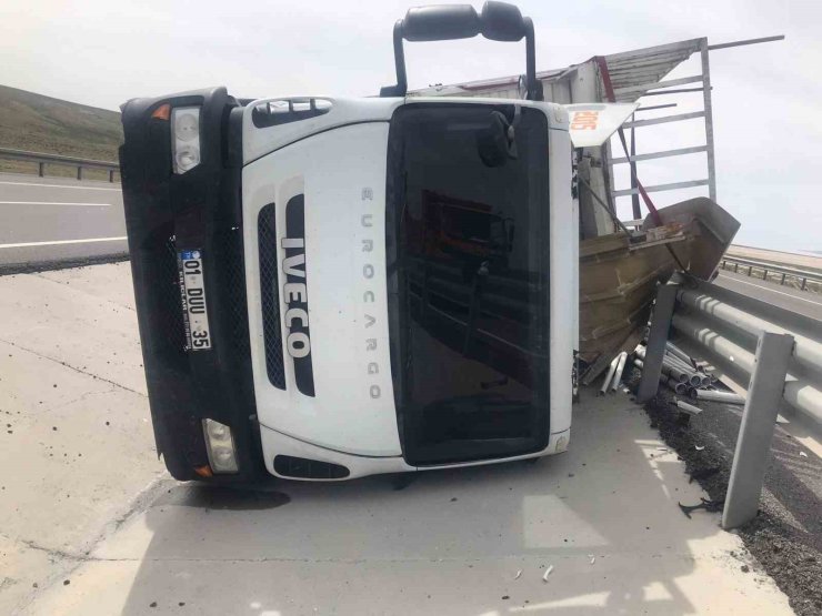 Konya’da plastik boru yüklü kamyon devrildi: 1 yaralı