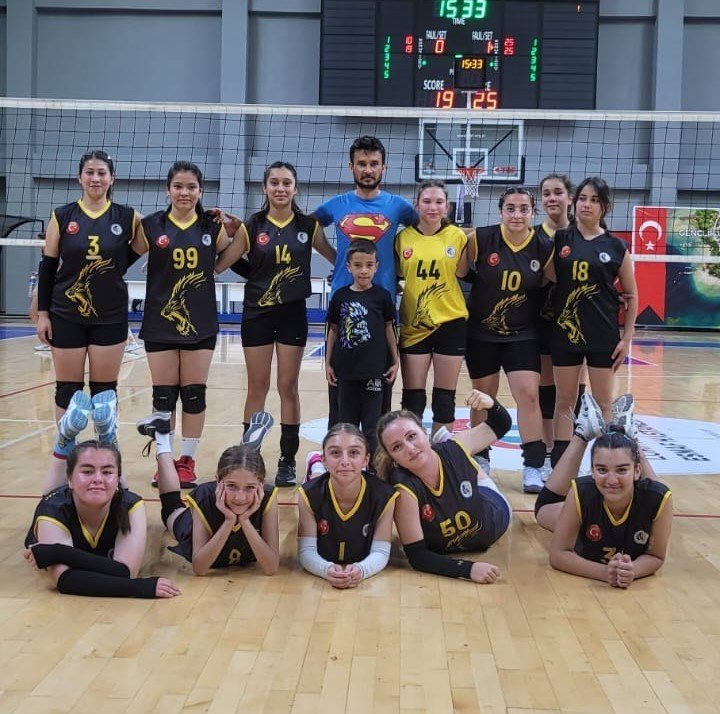 Köyceğiz Akademi Spor Kulübü voleybol kız takımı yenilgisiz grup birincisi oldu