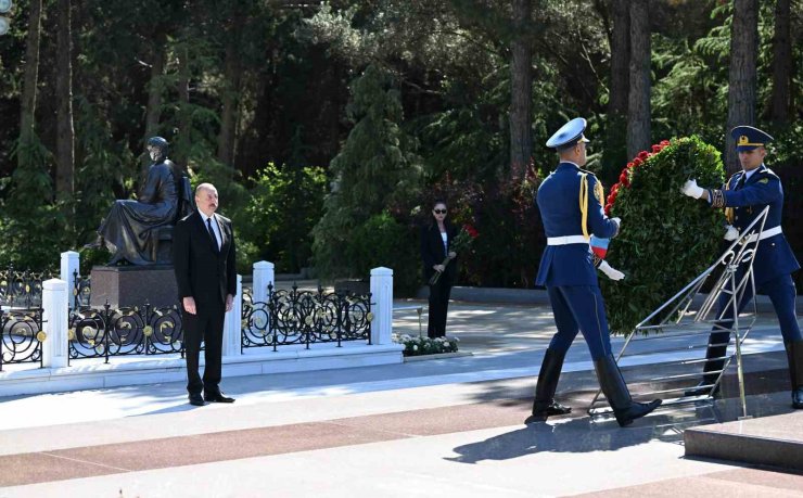 Azerbaycan’ın ulusal lideri Haydar Aliyev 101. doğum gününde mezarı başında anıldı