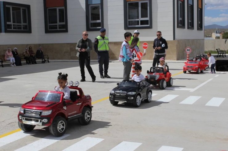 Demirözü’nde Karayolu Trafik Haftası çeşitli etkinliklerle kutlandı