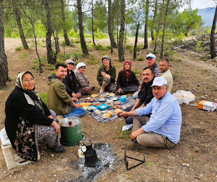 Belediyede başkan, tarlada çiftçi