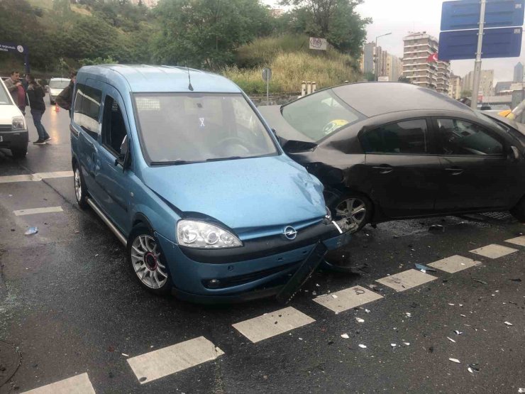 Kağıthane’de sağanak yağış kaza getirdi: 4 yaralı