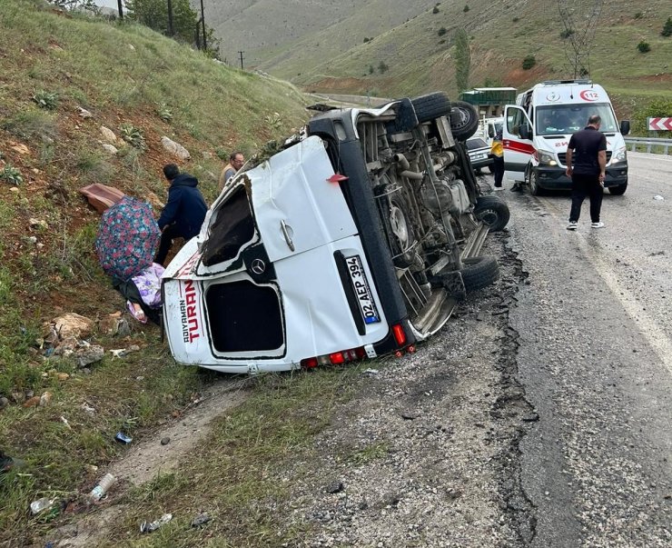 Yolcu minibüsü devrildi: 12 yaralı