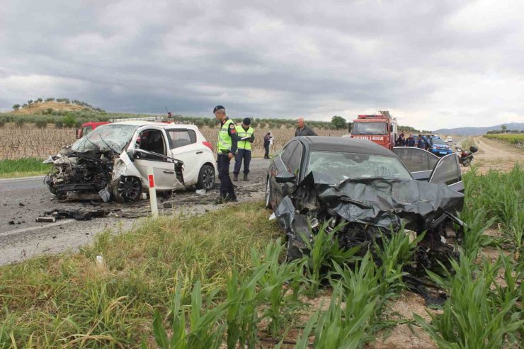 Manisa’da otomobiller kafa kafaya çarpıştı: 1’i ağır 3 yaralı