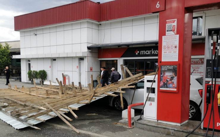 Sakarya’da akaryakıt istasyonunun çatısı otomobilin üzerine düştü