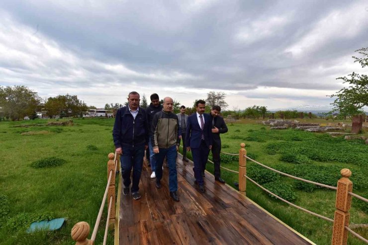 YÖK Başkanı Özvar Bitlis’te tarihi mekanları gezdi