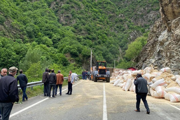 Saman yüklü tır devrildi: 1 yaralı