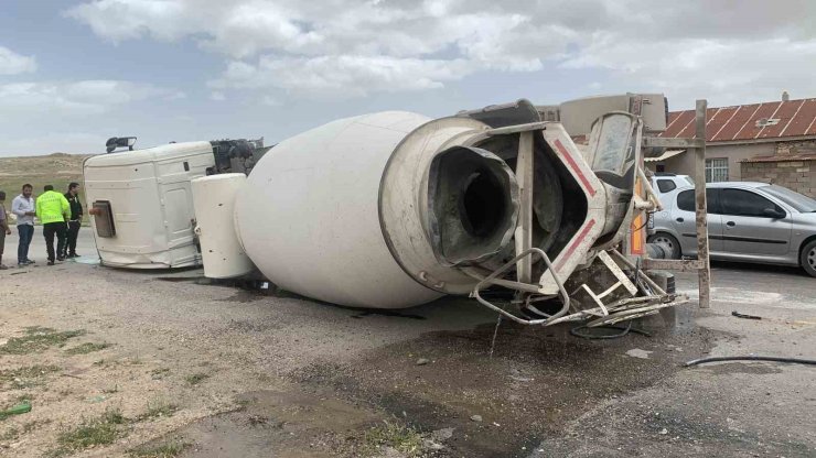 Karaman’da beton mikseri devrildi: 1 yaralı