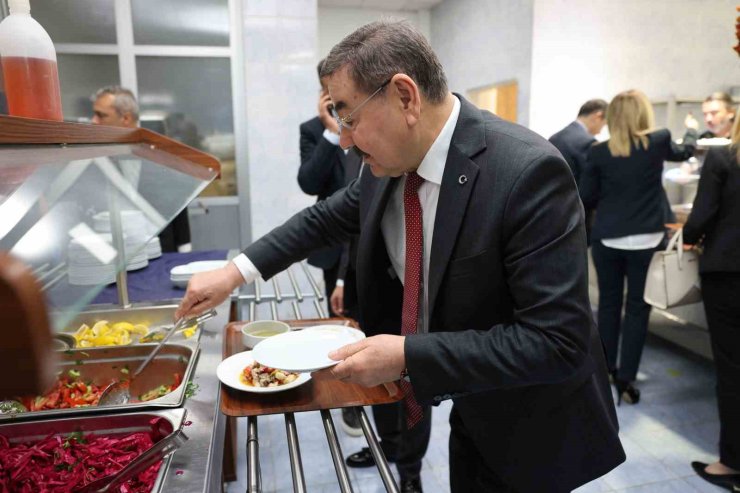 Gölbaşı Belediye Başkanı Odabaşı, belediye yemekhanesinde yedi