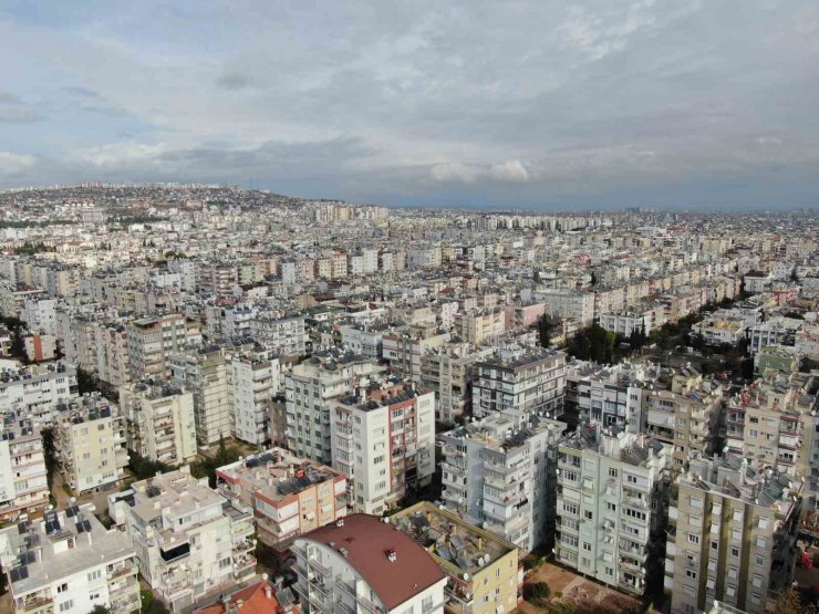 Antalya’ya yerleşen Rusya ve Ukraynalılar memleketlerine dönüş yapıyor