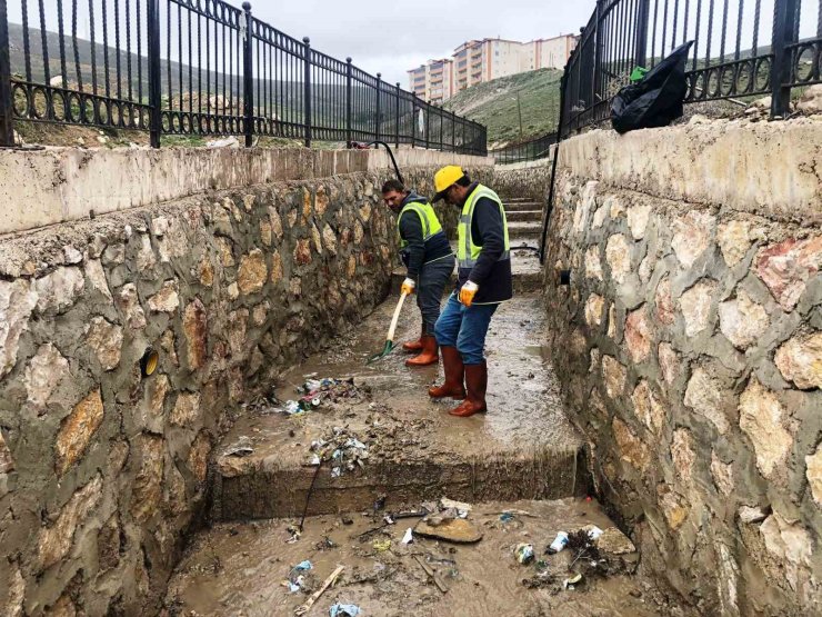 Belediye ekipleri taşkın koruma kanallarını temizledi