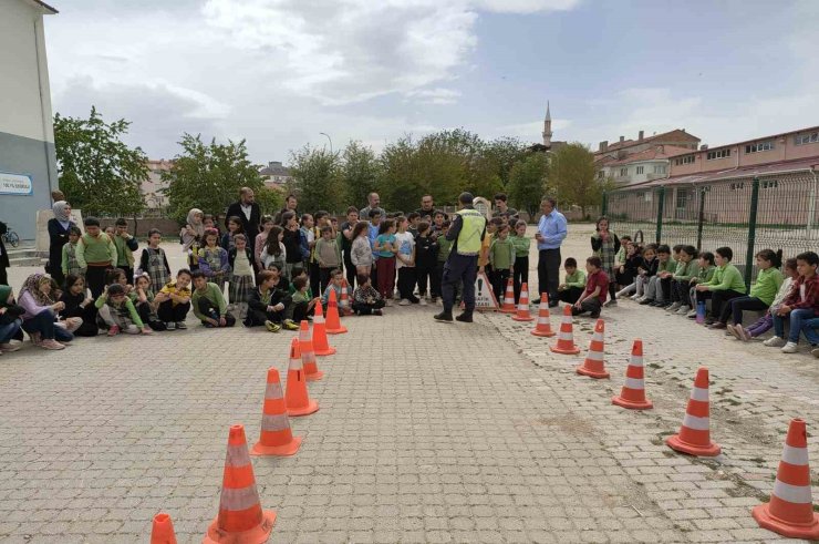 Çavdarhisar’da jandarmadan öğrencilere trafik eğitimi