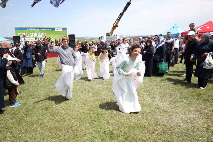 Çiftçiler ve aileleri kıyasıya yarıştı