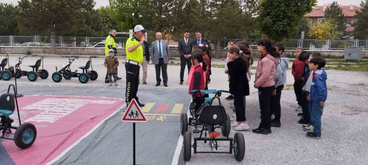 Kütahya’da öğrencilere uygulamalı ve teorik trafik eğitimi