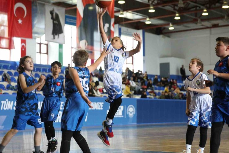 Odunpazarı Belediyesi, 19 Mayıs Spor Şenliği ile genç basketbolcuları buluşturdu