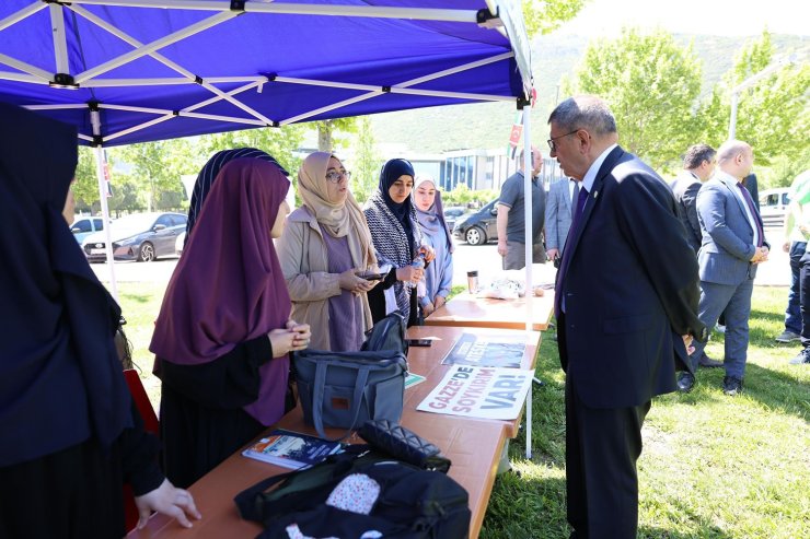 Rektör Kutluhan PAÜ’de kurulan Filistin’e destek çadırlarını ziyaret etti