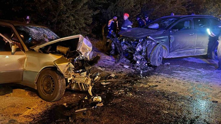 Tokat’ta facia gibi kaza: Kafa kafaya çarpışan araçlarda 7 kişi yaralandı