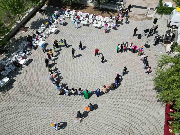 Elazığ’da "Engelsiz Uçurtma Şenliği" renkli görüntülere sahne oldu