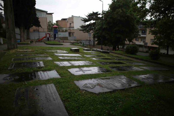 Çocuk parkı içerisindeki Fransız Mezarlığı, mezar taşlarıyla dikkat çekiyor