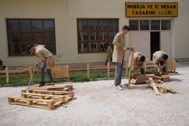 Fabrika gibi lisede arı gibi çalışan öğrenciler atık malzemelerden ahşap eşyalar üretiyorlar