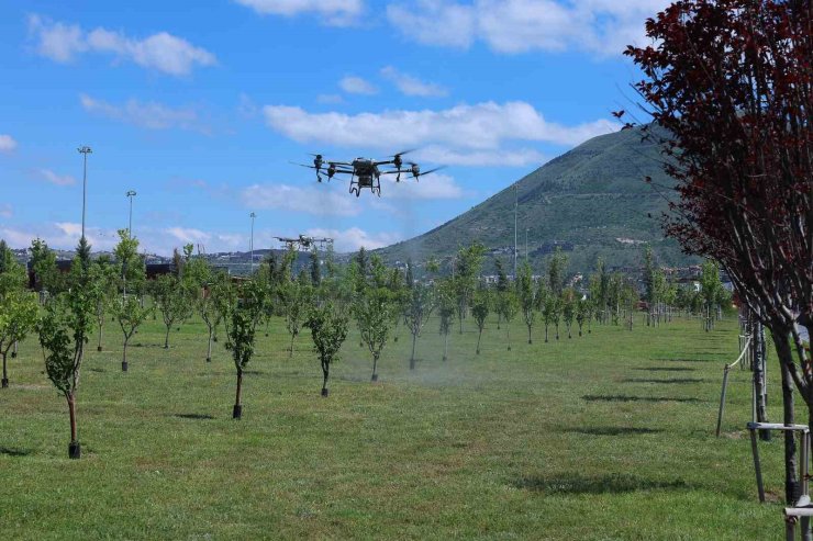 Kayseri Büyükşehir’den park ve mesire alanlarında drone ile ilaçlama hizmeti