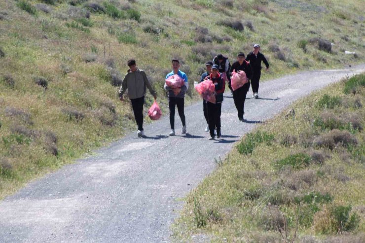 Acıgöl, öğrenciler tarafından temizlendi