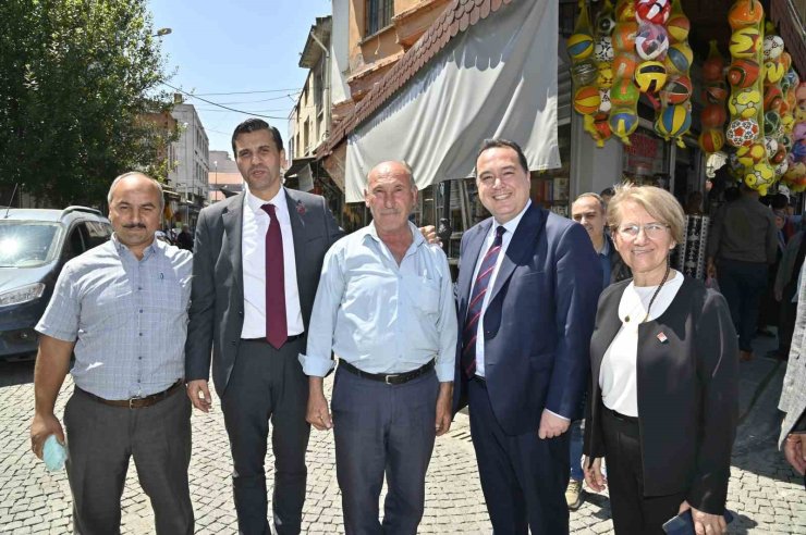 Başkan Zeyrek, Akhisar Pazaryeri esnafını ziyaret etti