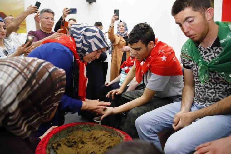 Aksaray’da özel gençlere asker kınası yakıldı