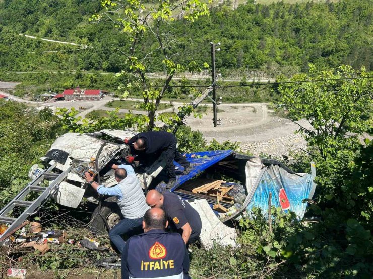 Kastamonu’da meşrubat yüklü kamyon tarlaya devrildi: 2 yaralı