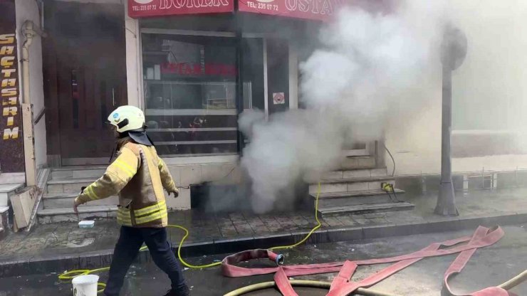 Şişli Mahmut Şevket Paşa Mahallesi’nde 7 katlı bir binanın zemin katındaki depoda yangın çıktı. Yangın nedeniyle yoğun duman oluşurken, olay yerine sevk edilen itfaiye ekipleri yangını söndürmek için çalışma başlattı.