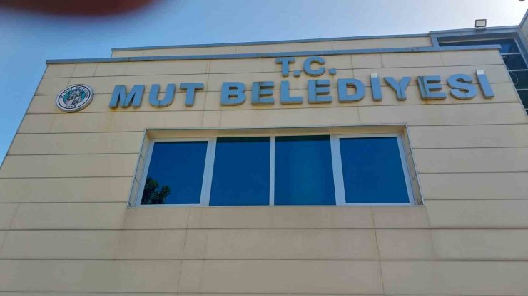 Yeni Başkan, Mut Belediyesinin borcunu astırdığı afişle duyurdu