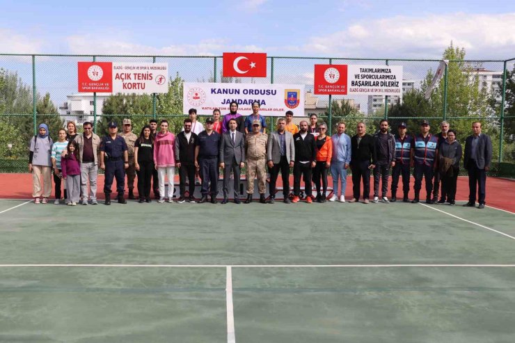 Tenis turnuvasında derece girenlere ödülleri verildi