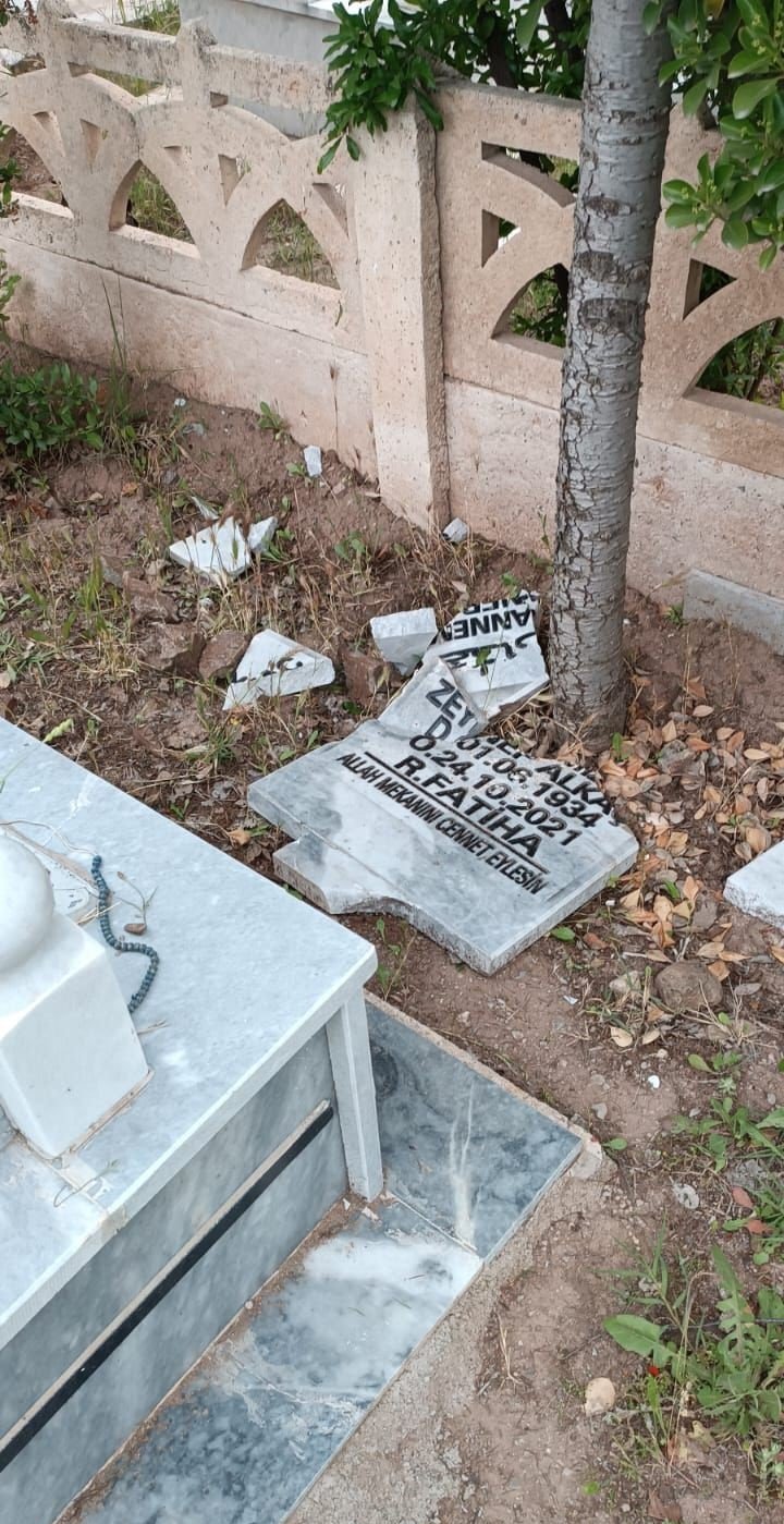 Elazığ’da mezar taşları kırıldı