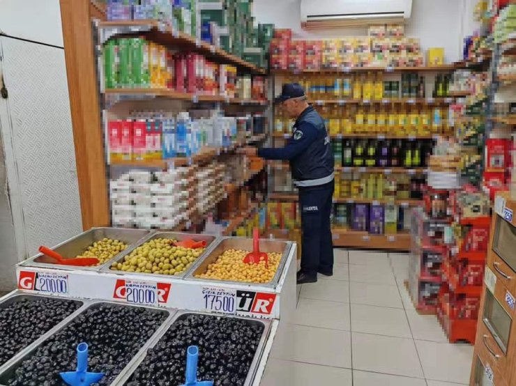 Sungurlu’da zabıta ekipleri marketleri denetledi