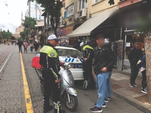 Yaya bölgelerinde motosiklet ve motorlu bisiklet kullanan 63 sürücüye ceza kesildi