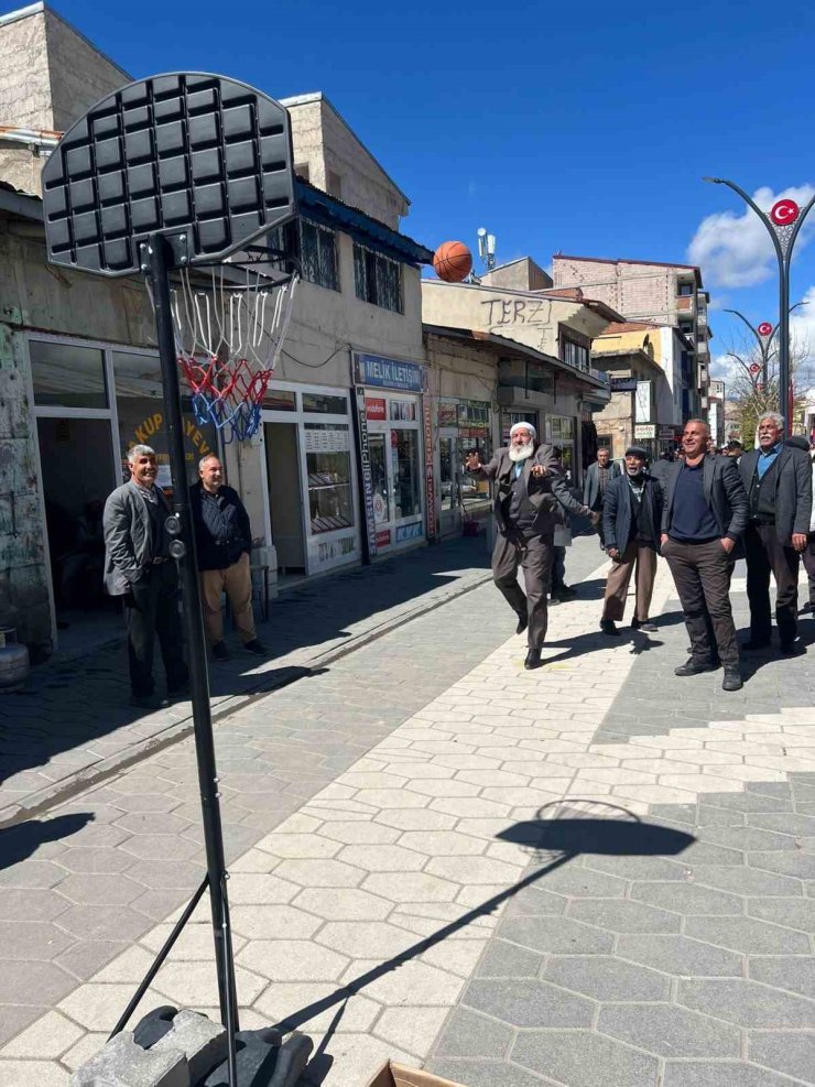 71 yaşındaki Zeki Boztepe gençlere taş çıkardı